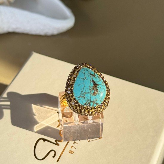 خاتم حجر التركواز بشذرة  على شكل قطرة مرصعة بشذرات ذهبية مطلية بماء الذهب