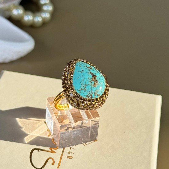 خاتم حجر التركواز بشذرة  على شكل قطرة مرصعة بشذرات ذهبية مطلية بماء الذهب