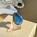 خاتم حجرالعقيق بشذرة على شكل قطرة مرصعة بشذرات مطلية بماء الذهب