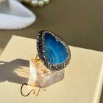 خاتم حجرالعقيق بشذرة على شكل قطرة مرصعة بشذرات مطلية بماء الذهب