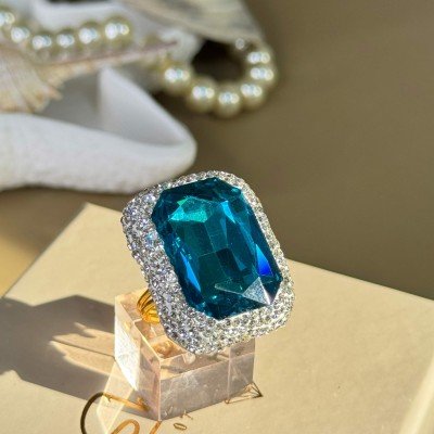 خاتم أزرق مستطيل الشكل و مرصع بشذرات و مطلي بماء الذهب