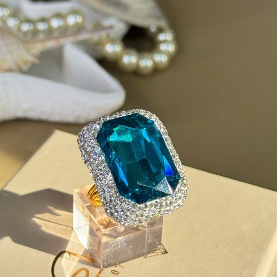 خاتم أزرق مستطيل الشكل و مرصع بشذرات و مطلي بماء الذهب