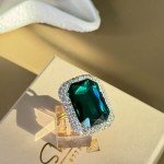 خاتم أسود مستطيل الشكل و مرصع بشذرات و مطلي بماء الذهب