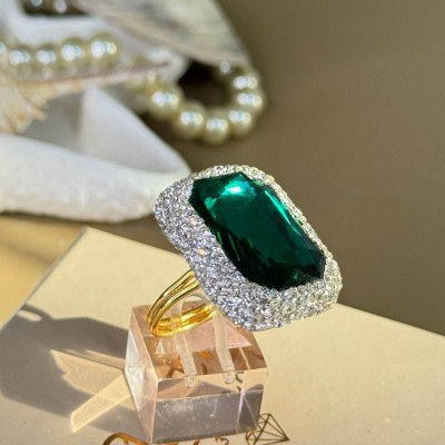 خاتم أسود مستطيل الشكل و مرصع بشذرات و مطلي بماء الذهب