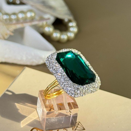 خاتم أسود مستطيل الشكل و مرصع بشذرات و مطلي بماء الذهب