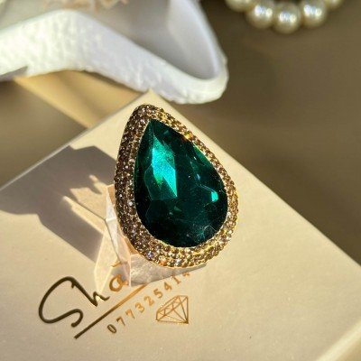 خاتم أخضر متغير القياس بشذرة شكل دمعة مرصعة بشذرات ذهبية مطلية بماء الذهب