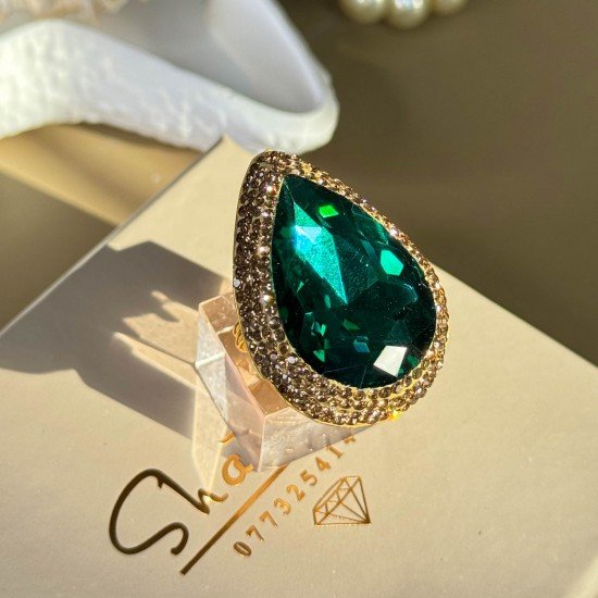 خاتم أخضر متغير القياس بشذرة شكل دمعة مرصعة بشذرات ذهبية مطلية بماء الذهب
