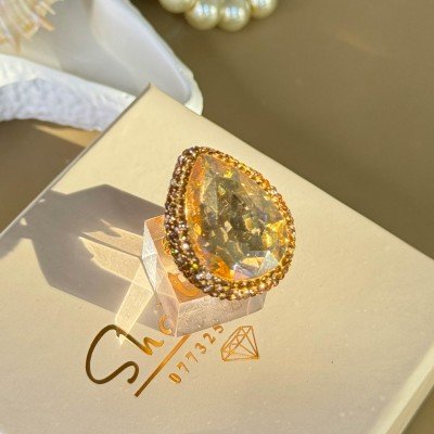 خاتم أصفر متغير القياس بشذرة شكل دمعة مرصعة بشذرات ذهبية مطلية بماء الذهب