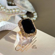 خاتم أسود مستطيل الشكل و مرصع بشذرات و مطلي بماء الذهب