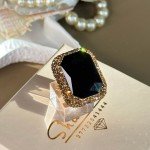 خاتم أسود مستطيل الشكل و مرصع بشذرات و مطلي بماء الذهب
