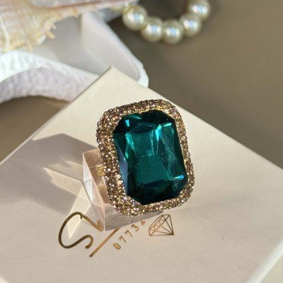 خاتم أخضر مستطيل الشكل و مرصع بشذرات و مطلي بماء الذهب