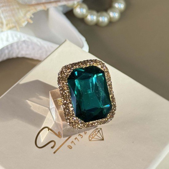 خاتم أخضر مستطيل الشكل و مرصع بشذرات و مطلي بماء الذهب