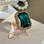 خاتم أخضر مستطيل الشكل و مرصع بشذرات و مطلي بماء الذهب