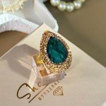 خاتم حجر الزمرد النقي بشكل دمعة مرصعة بشذرات ذهبية مطلي بماء الذهب