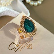 خاتم حجر الزمرد النقي بشكل دمعة مرصعة بشذرات ذهبية مطلي بماء الذهب