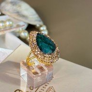 خاتم حجر الزمرد النقي بشكل دمعة مرصعة بشذرات ذهبية مطلي بماء الذهب